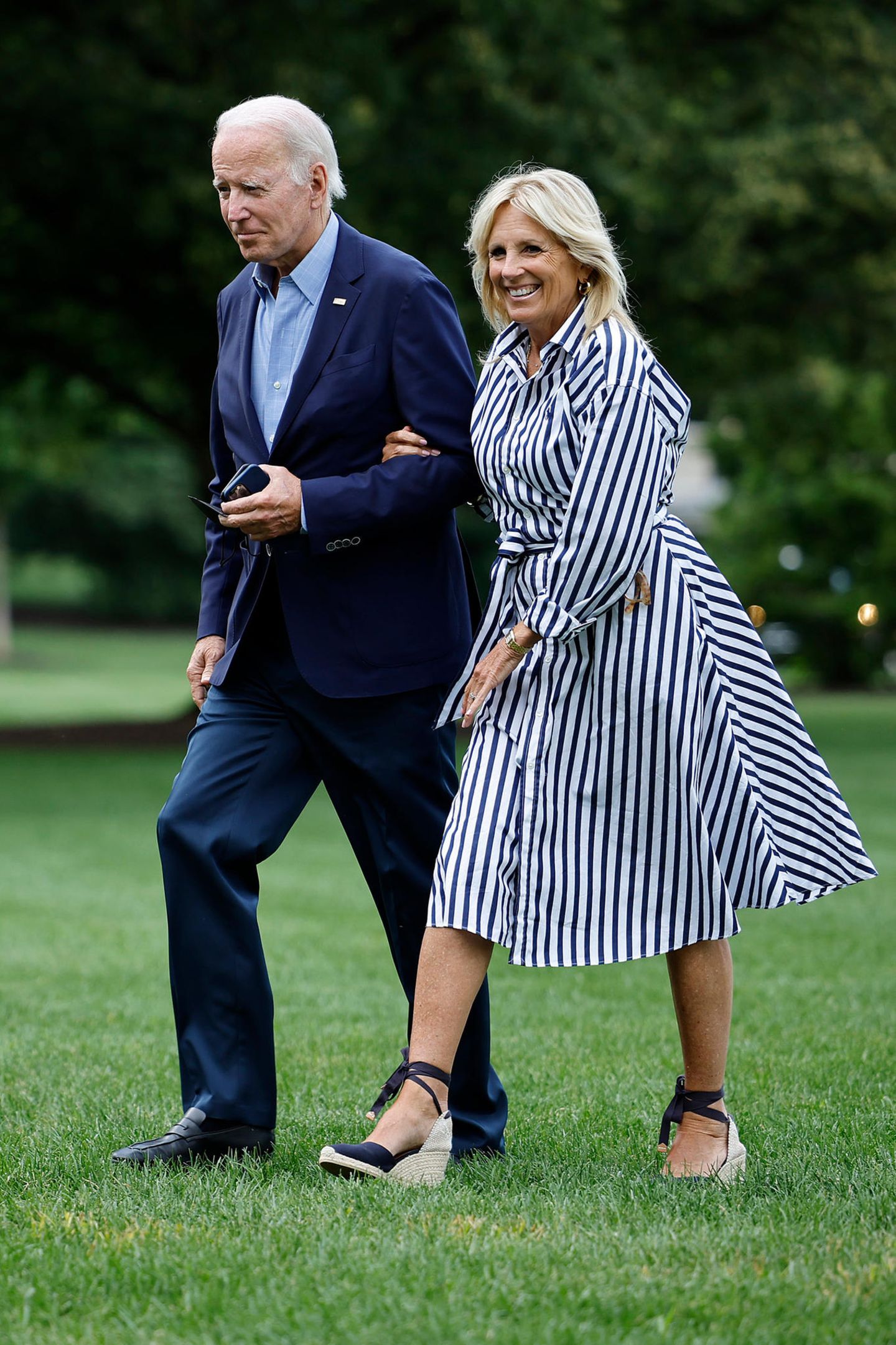 Diese Frau weiß, wie es geht: Jill Biden verbindet Glamour und Sommer in ihrem Look, trägt ein blau-weiß gestreiftes Hemdblusenkleid. Ihre Espadrilles mit Absatz sind um ihre Knöchel gebunden und vervollständigen den Freizeit-Look. 