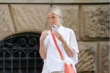 Im coolen Sommer-Look zeigt sich Gwyneth Paltrow in New York. Ihr schlicht gehaltenes Outfit wird mit einer knalligen Tasche aufgewertet: Das Orange harmoniert traumhaft mit ihrer weißen Bluse und beigefarbenen Shorts. Ein Look, welcher zum Nachmachen anregt. 
