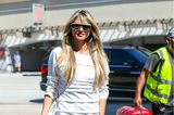 Am Flughafen von Los Angeles gibt Heidi Klum mit ihrer Urlaubsbräune an. Die letzte Woche hat sie ihren Instagram Follower:innen einen Einblick in ihren Urlaub ermöglicht. In einem knappen Minikleid und mit einer futuristischen Sonnenbrille betont sie jetzt ihre sonnengeküsste Haut. 