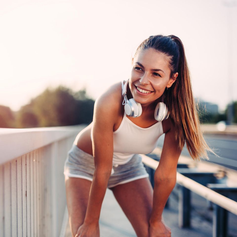 Frau zufrieden nach Joggingeinheit