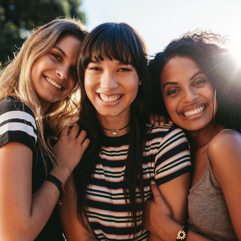 Besser leben: Drei Freundinnen lachen gemeinsam in die Kamera.