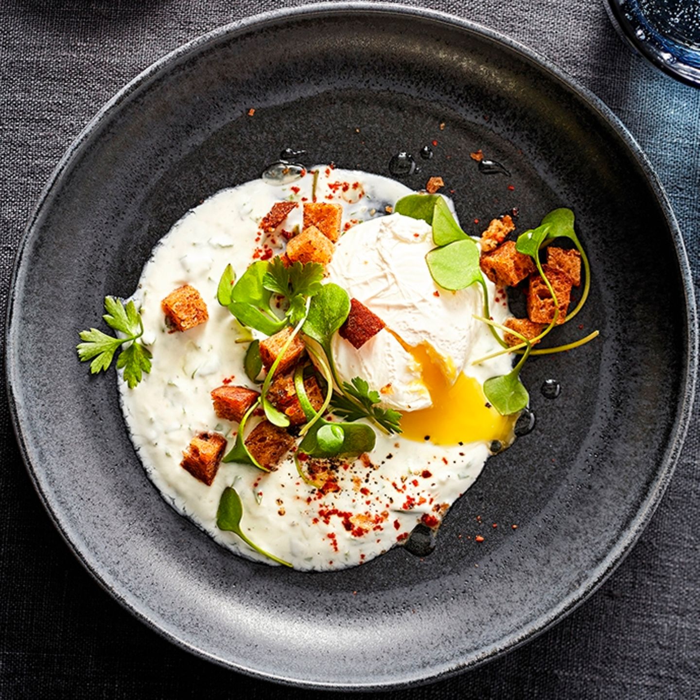 Çilbir mit Portulak und Croûtons