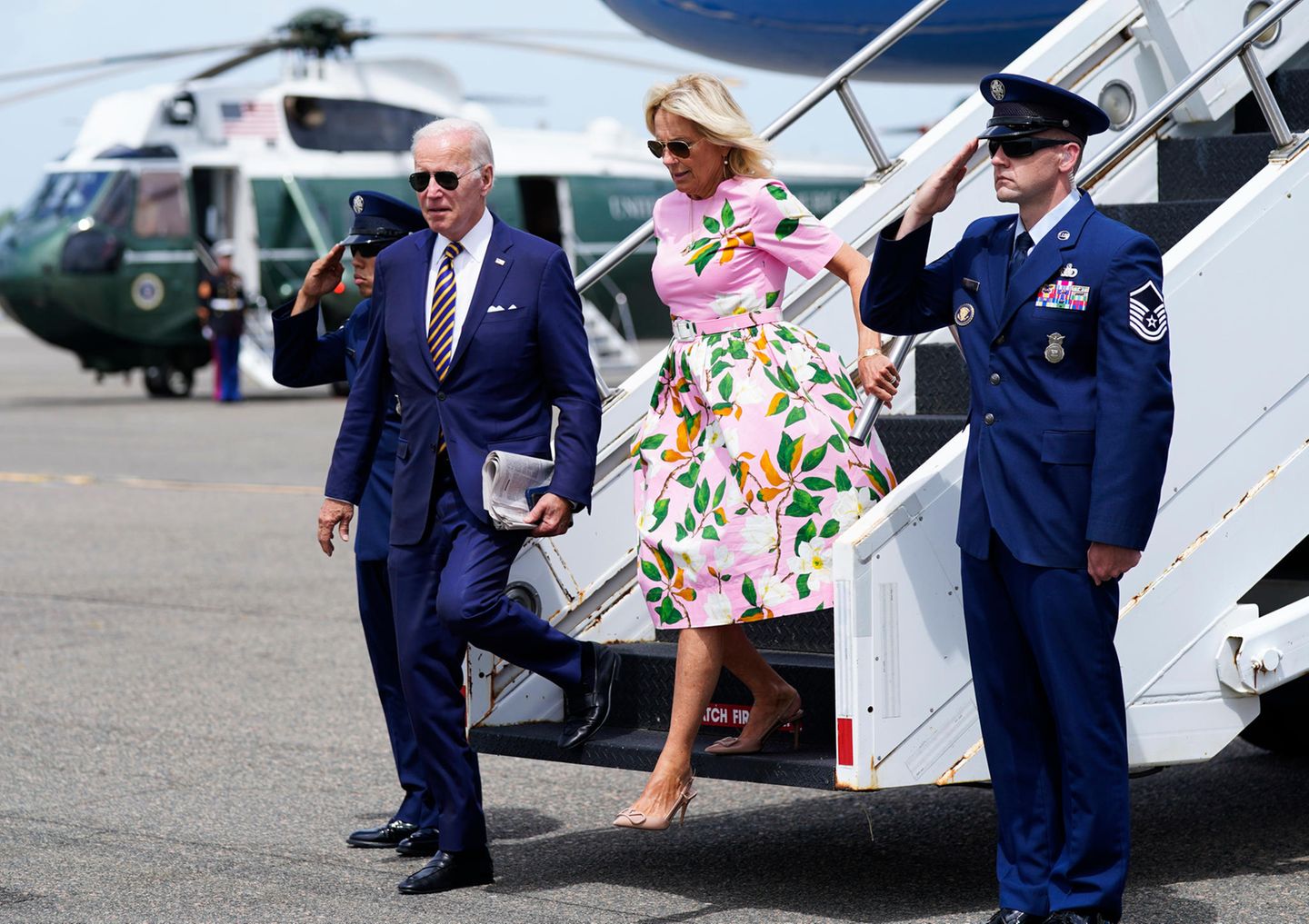 US-Präsident Joe Biden und seine Frau Jill können ihre einwöchigen Sommerferien starten, und gleich der erste Urlaubslook der First Lady ist ein blumiger Blickfang in zartem Pink. Zusammen mit ihrer Familie geht es nach South Carolina.
