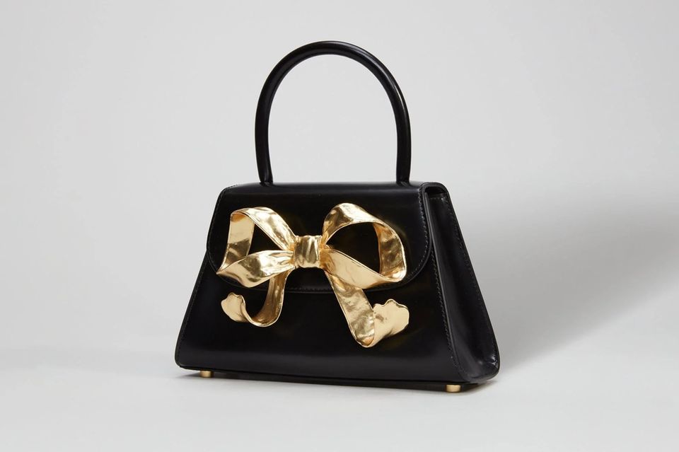 Die Bow Bag besticht mit elegantem Design und süßen Schleifendetails.