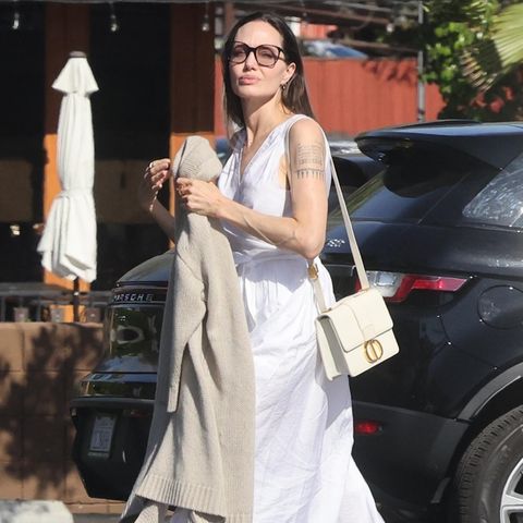 Angelina Jolie setzt bei einer Shoppingtour in Los Felize auf einen der Trends des Sommers: ein Wickelkleid. Doch anders als übliche, eher lässige Trend-Modelle sieht ihr Dress richtig elegant aus – unter anderem dank der tollen Kombi: Zum Maxikleid von Vince trägt die Schauspielerin beigefarbene Slip-Sandalen von Valentino und eine helle Box Bag von Dior. Dazu kombiniert die 47-Jährige eine hellgetönte Sonnenbrille, ihre Haare lässt sie offen über die Schulter fallen.