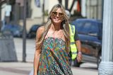 Auf den Straßen von Los Angeles ist Heidi Klum im luftigen Sommer-Style unterwegs. Dass sie sich in ihrem Outfit wohlfühlt, sieht man dem Strahlen der 49-Jährigen sofort an. Das Blumenkleid gibt uns Hippie-Vibes, die Sonnenbrille und die farbenfrohe Tasche machen den Look noch lässiger.