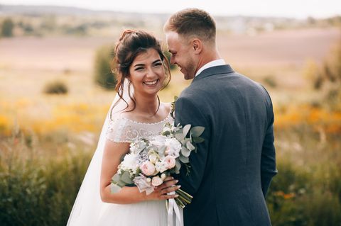 Frau und Mann in Hochzeitskleidung