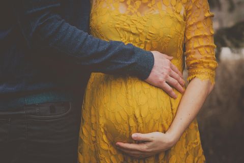 Schwangere mit Mann, der Bauch streichelt