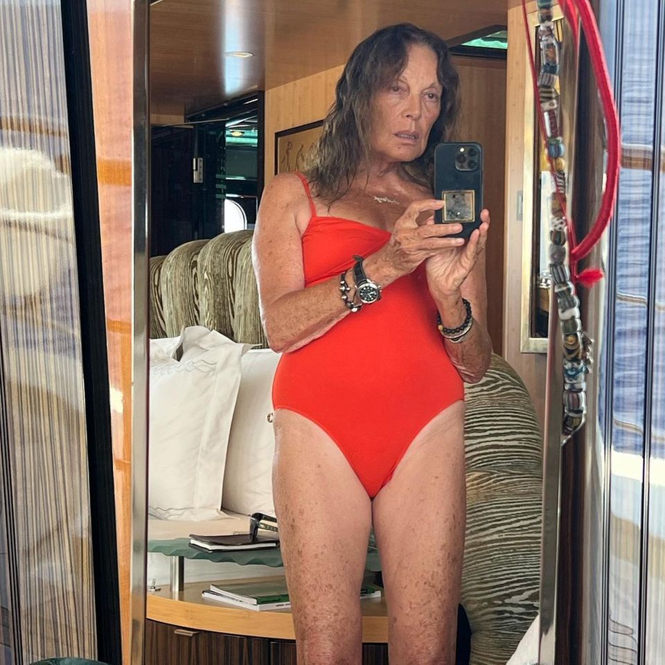 Diane von Fürstenberg gönnt sich eine Auszeit am Meer und überrascht ihre Follower:innen mit einem Spiegelselfie im knallroten Badeanzug. Mit ihren 75 Jahren ist die Modeschöpferin noch immer in Topform. Ihr Geheimnis? Jeden Tag geht sie für zwei Stunden schwimmen und will sich einfach nur wohl in ihrem Körper fühlen. Bravo!