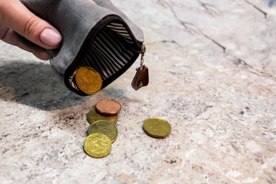 Münzen rollen aus Geldbeutel