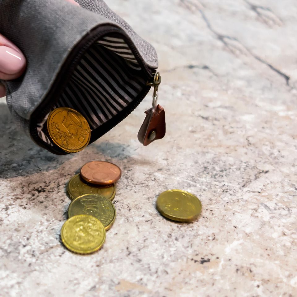 Münzen rollen aus Geldbeutel