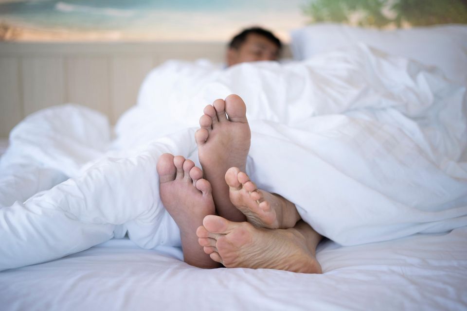 Sexologin Ann-Marlene Henning: Füße von zwei Menschen im Bett