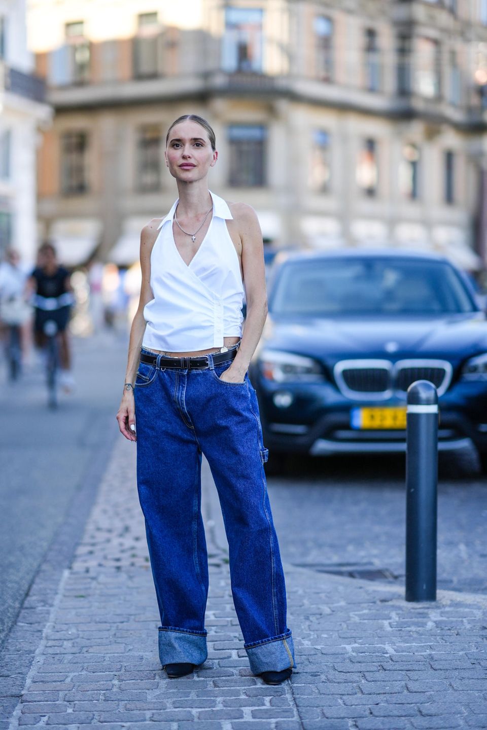 Pernille Teisbaek ist Fan der weiten Turn-up-Jeans. 