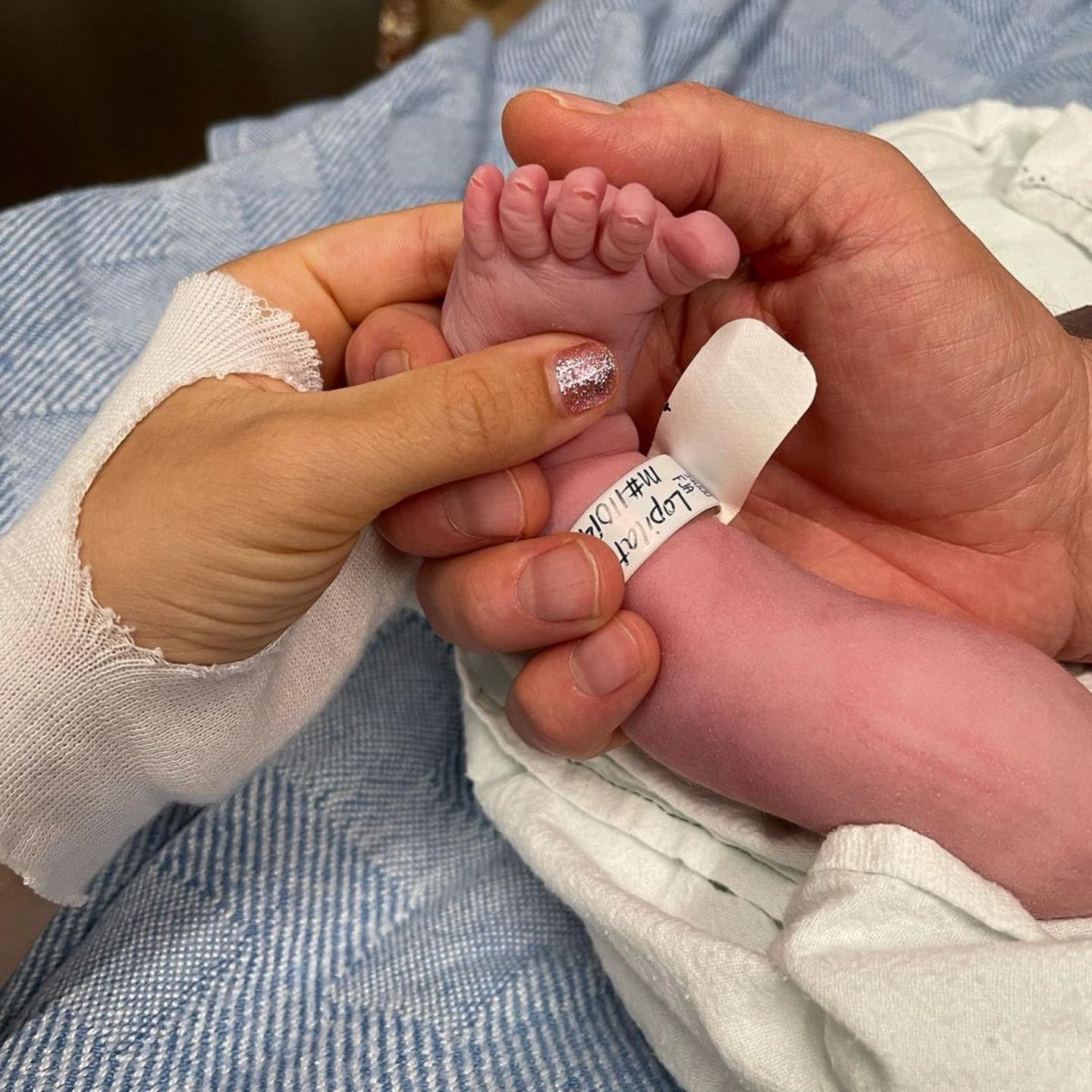 Star-Babys 2022: Michael Bublé und Luisana Lopilato halten Babyfuss