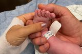 Star-Babys 2022: Michael Bublé und Luisana Lopilato halten Babyfuss