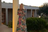 Ein göttlicher Anblick: Claudia Schiffer posiert in einem traumhaften Wickelkleid. Lässig stützt sie sich an einer Säule in Griechenland ab. Ihr Maxikleid mit Blumenmuster passt makellos in die Szenerie. Mit ausgestellten Ärmeln und einem tiefen Dekolleté lässt sie entspannt den Abend ausklingen.