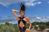 Ein göttlicher Anblick: Anna Dello Russo begeistert ihre Instagram Follower:innen mit einem sexy Schnappschuss. In einem Cut-Out-Badeanzug und extravagantem Hut modelt sie vor der Kamera. Mit einer ausgefallenen Pose setzt sie ihren atemberaubenden Körper in Szene. 