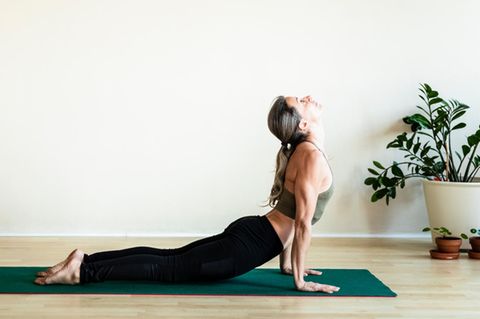 Besser als Joggen: Frau in Yoga Position