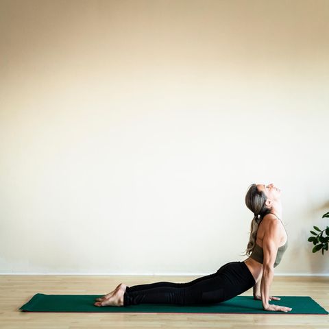 Besser als Joggen: Frau in Yoga Position
