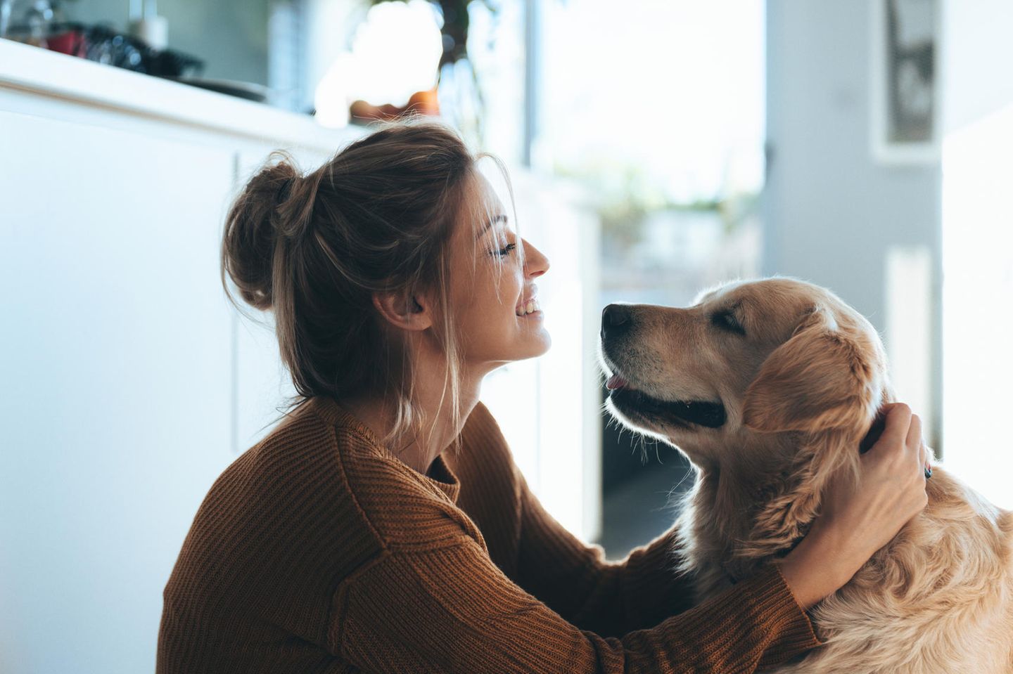 Hunde weinen vor Freude beim Wiedersehen mit Besitzer laut Studie: Hund mit Frauchen
