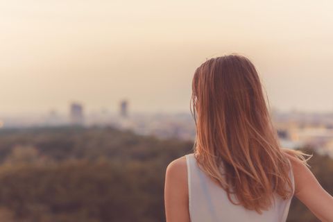 Frau guckt auf den Horizont: Darum nerven uns manche Menschen ohne erkennbaren Grund