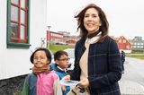 Prinzessin Mary ist zu Besuch in Grönland und strahlt übers ganze Gesicht, als sie die Hauptstadt Nuuk mit einheimischen Familien erkundet. Für den Termin als Vertreterin ihrer Mary Foundation wählt die gebürtige Australierin ein gemütliches Outfit im Zwiebellook. Über ihrer weißen Bluse trägt Mary einen Strickpullover von Ralph Lauren, dazu eine dunkelblaue Jeans und einen passenden Wollmantel.