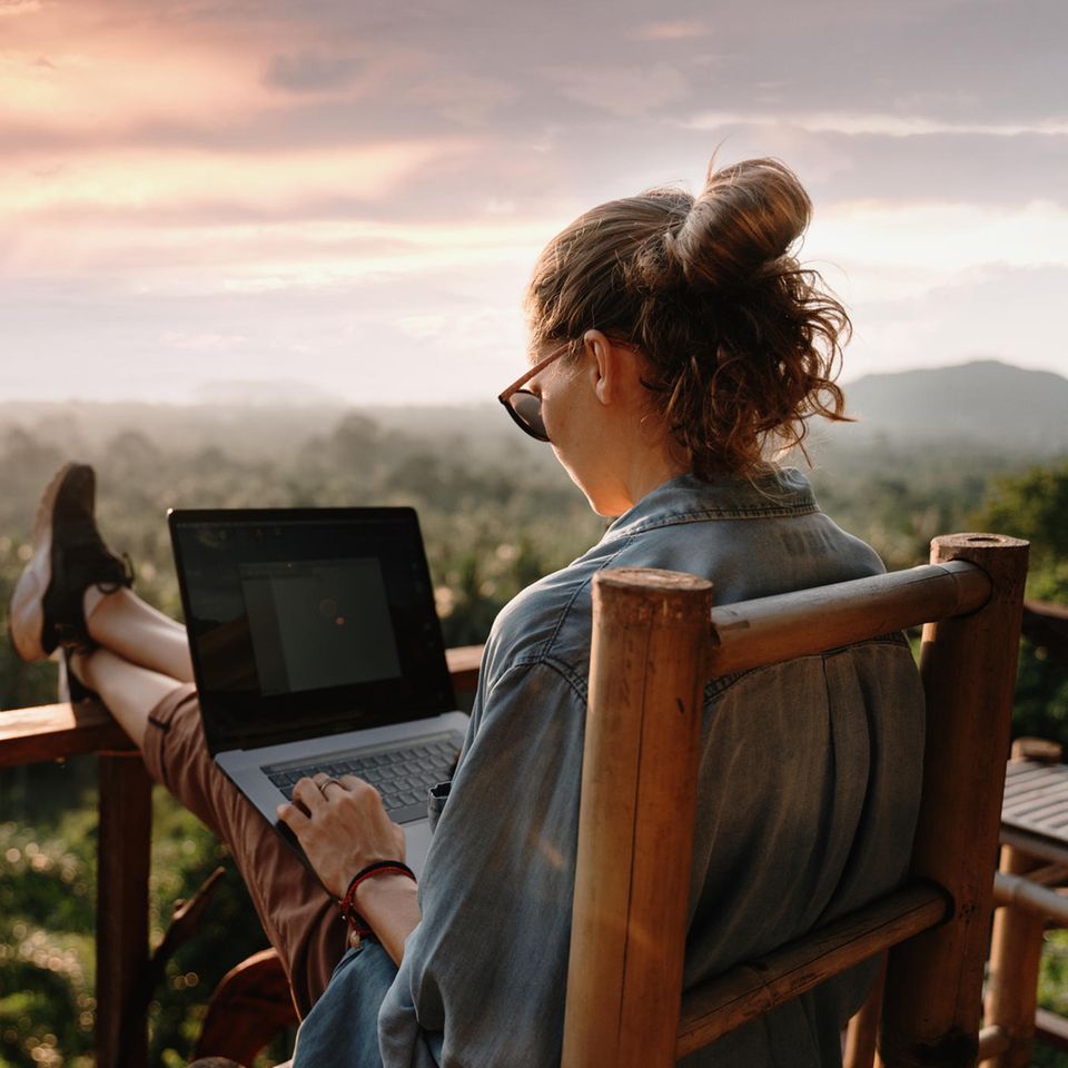 Psychologie: Eine Frau mit Laptop auf der Terrasse