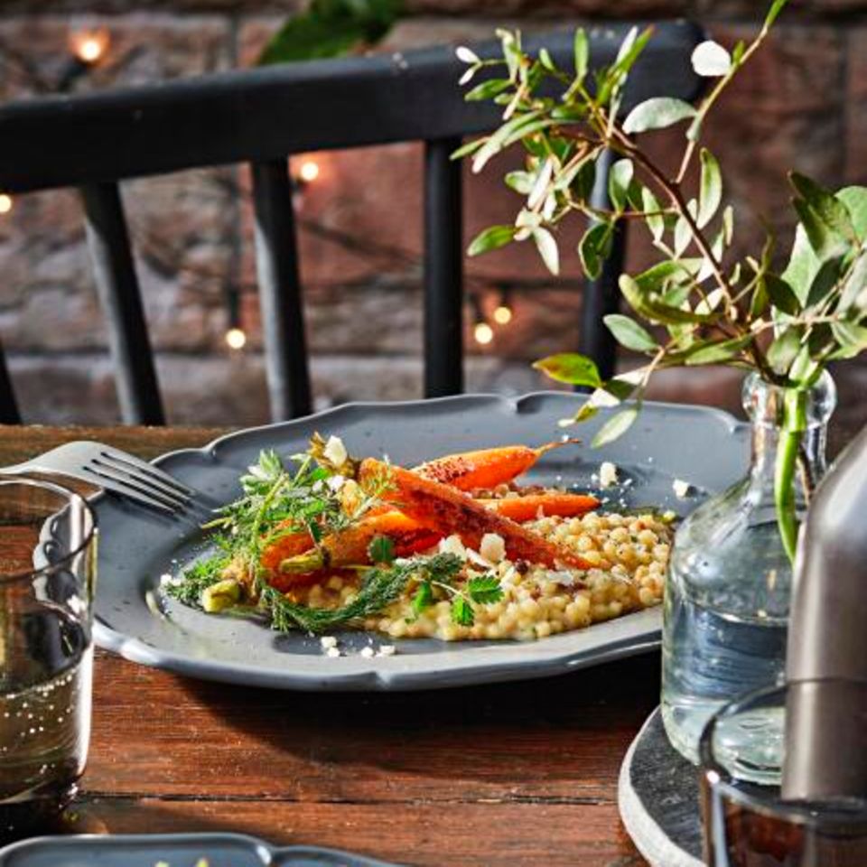 Estragon-Fregola-Risotto mit Buttermöhren