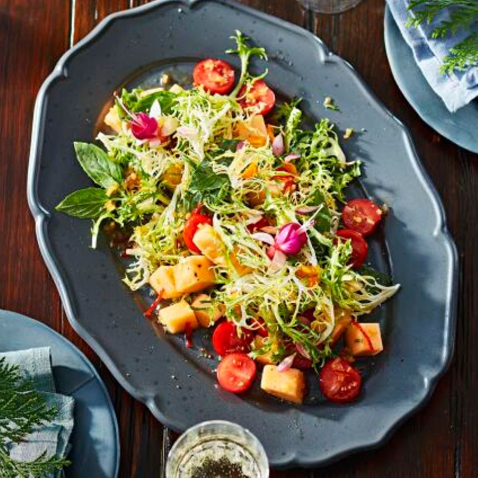 Tomaten und Melone mit Frisée-Basilikum-Salat