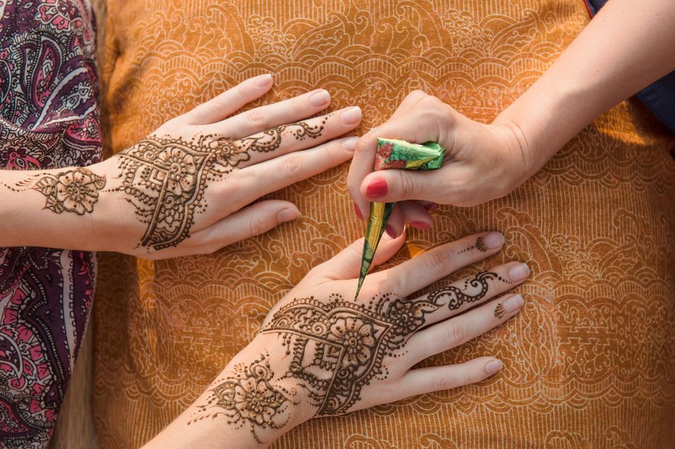 Henna-Tattoo: Henna-Paste wird aufgetragen