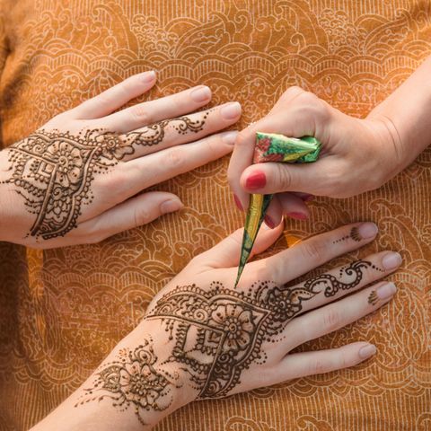 Henna-Tattoo: Henna-Paste wird aufgetragen
