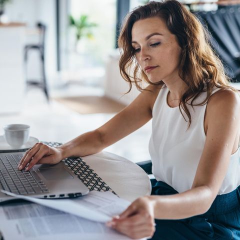 Finanzunternehmen: eine Frau sitzt an einem Laptop