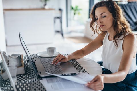 Finanzunternehmen: eine Frau sitzt an einem Laptop