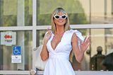 Unvergessen ist Marilyn Monroes weißes Kleid aus dem Film in dem Film The Seven Year Itch im Jahr 1955. Irgendwie erinnert uns Heidi Klums Outfit an den legendären Look der Stil-Ikone. Das Supermodel ist gerade auf dem Weg zu "America`s Got Talent", trägt ein weißes Kleid mit V-Ausschnitt, eine weiße Sonnenbrille und weiße Stilettos. 