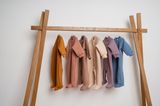 Umweltbewusst von Anfang an: Kleiderstange mit Overall in vielen Farben
