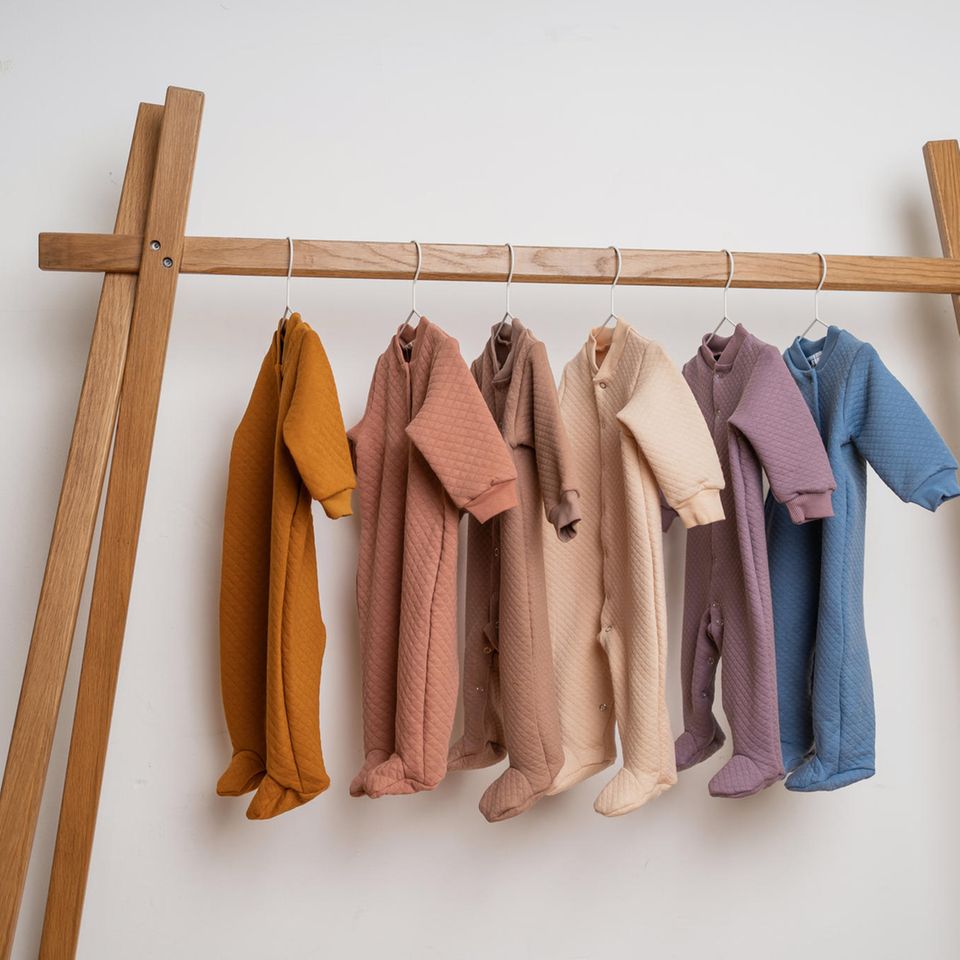 Umweltbewusst von Anfang an: Kleiderstange mit Overall in vielen Farben