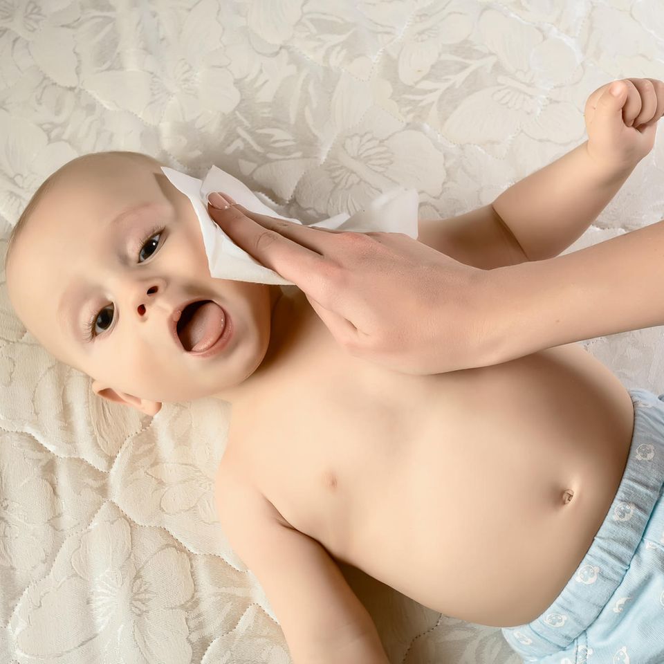 Umweltbewusst von Anfang an: Baby wird mit Feuchttuch abgewischt