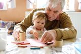 Umweltbewusst von Anfang an: Großvater malt mit Kleinkind