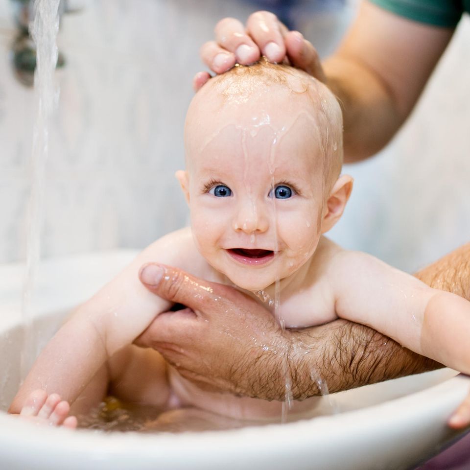 Umweltbewusst von Anfang an: Baby wird gewaschen