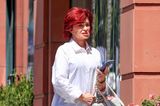 Beim Schlendern durch Beverly Hills beweist Sharon Osbourne echtes Stilgefühl. Sie kombiniert eine weite Bluse zur Hose mit weitem Bein und trägt dazu lässige Sneaker. Ihre Handyhülle hat sie farblich auf das Outfit abgestimmt und erschafft mit ihren roten Haaren einen tollen Kontrast zu den hellen Nuancen. 