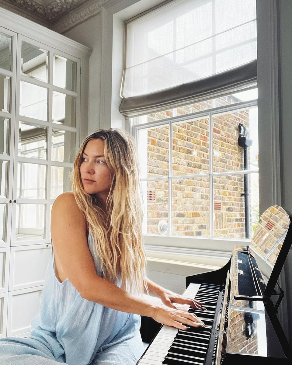 Kate Hudson in ihrer Komfortzone. Sie begeistert ihre Instagram Follower:innen mit einem natürlich schönen Bild. Klavier spielend genießt sie entspannt den London-Charme. Die Großstadt scheint einen beruhigenden Effekt auf die Dreifach-Mami zu haben. In einem fließenden Kleid und einem Gesicht ohne Schminke vergnügt sie sich an ihrer Musik.