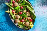 Löwenzahn-Salat mit Käsepralinen