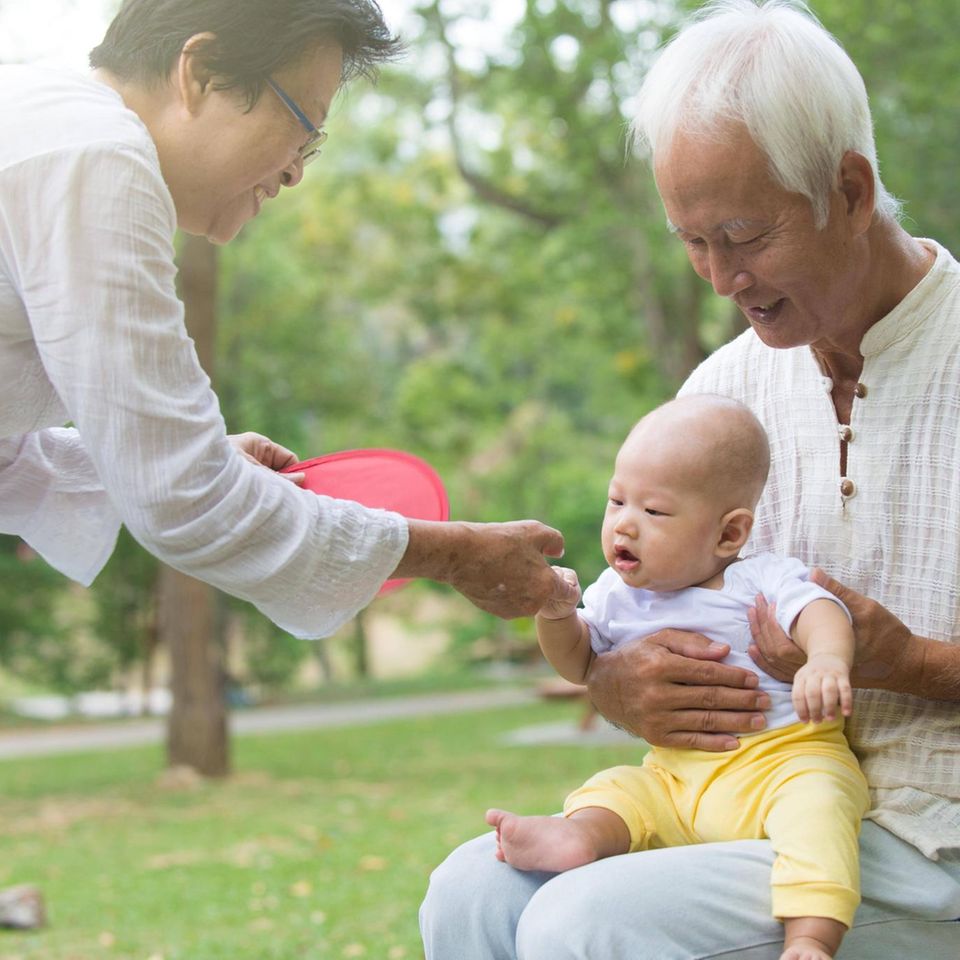 Japan: Senioren mit Baby