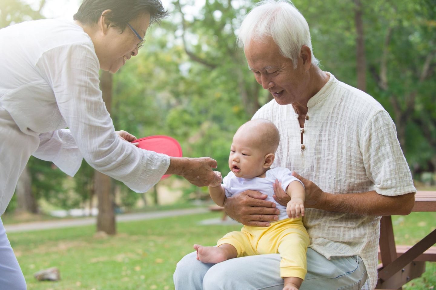 Japan: Senioren mit Baby