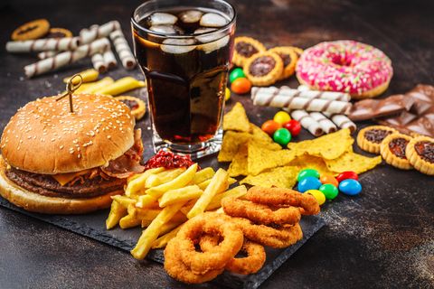 Entzündungsfördernde Lebensmittel: Fast Food, Cola und Süßigkeiten