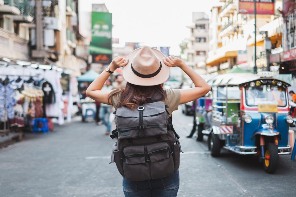 Frau mit Rucksack in Asien | Revenge Travel: Warum jetzt alle noch mehr reisen als vor der Pandemie