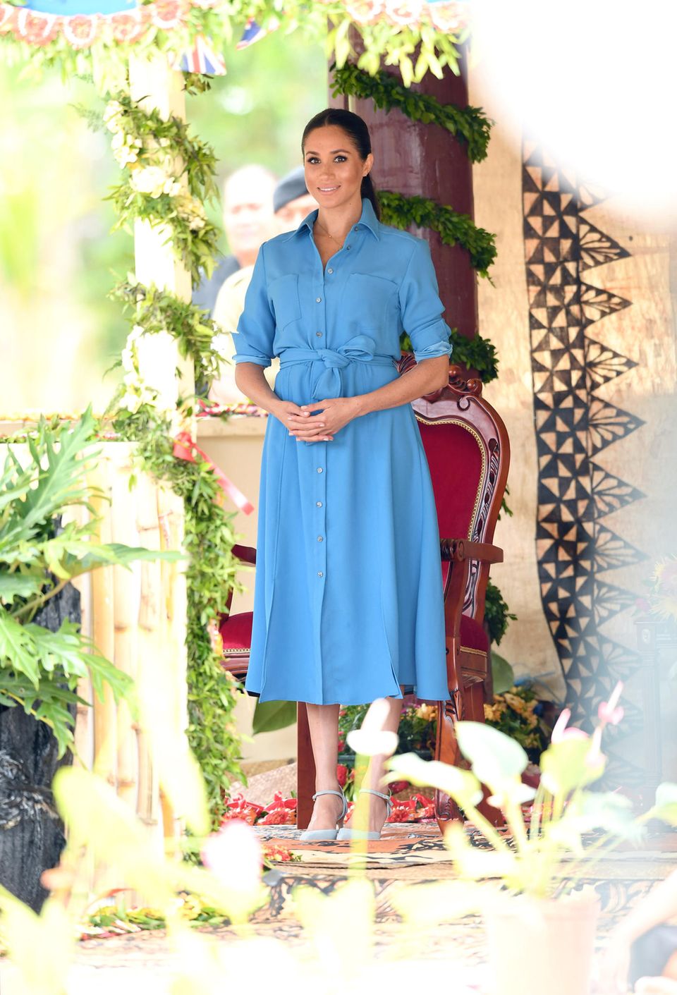 Herzogin Meghan in einem hellblauen Hemdblusenkleid
