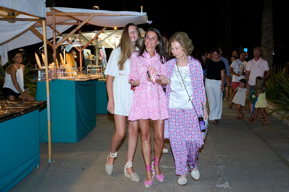 Bei einem nächtlichen Besuch eines Marktes trägt Königin Letizia ein recht kurzes Hemdblusenkleid