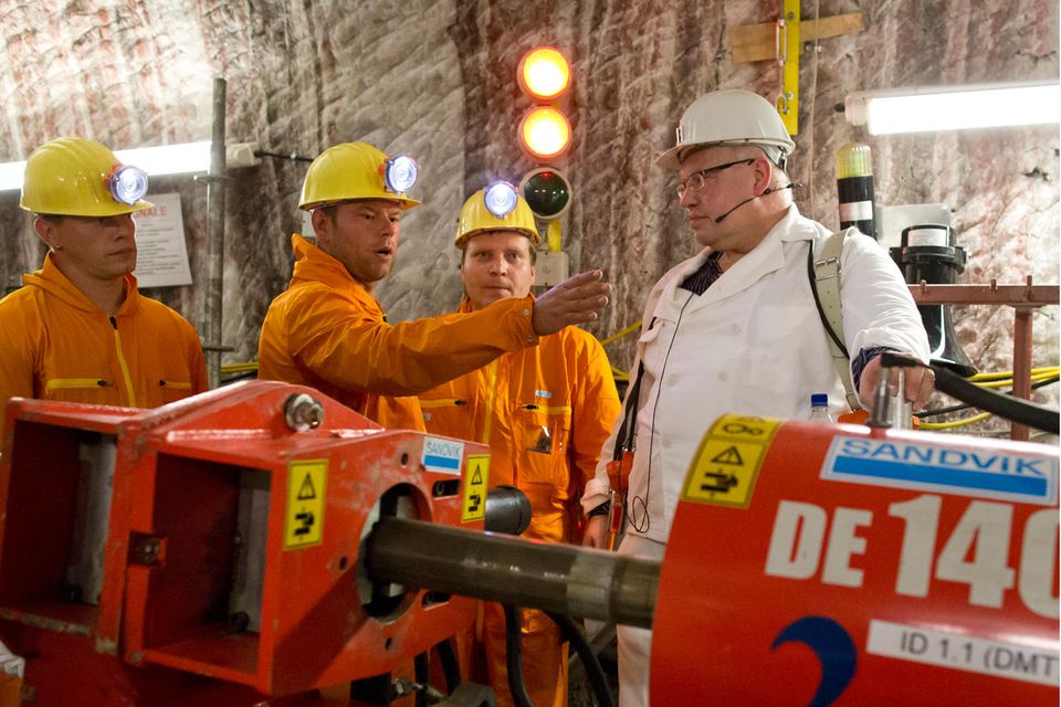 Atomkraft: Wie viele Umweltminister:innen vor und nach ihm besuchte auch Peter Altmaier, CDU, die Schachtanlage Asse II. Hier im Gespräch mit Arbeitern kurz vor der Anbohrung einer Einlagerungskammer im Juni 2012 Wie viele Umweltminister:innen vor und nach ihm besuchte auch Peter Altmaier, CDU, die Schachtanlage Asse II. Hier im Gespräch mit Arbeitern kurz vor der Anbohrung einer Einlagerungskammer im Juni 2012