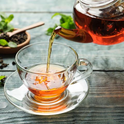 Abnehmen mit Tee: Tee wird in eine Tasse gegossen